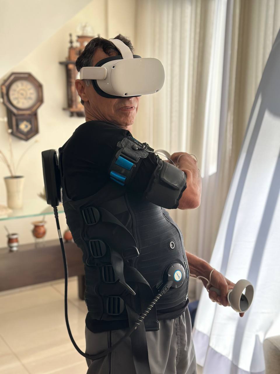 um homem usando um óculos de realidade virtual