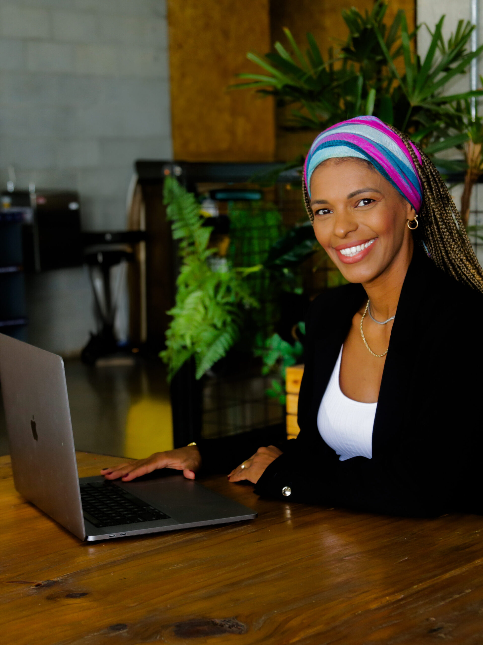 uma mulher sentada à mesa com um laptop