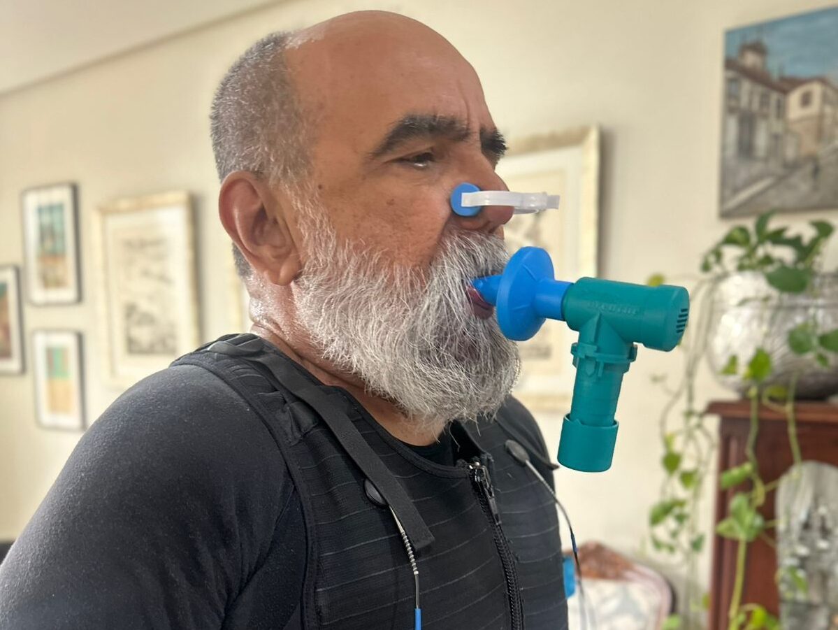 Homem fazendo exercício respiratório