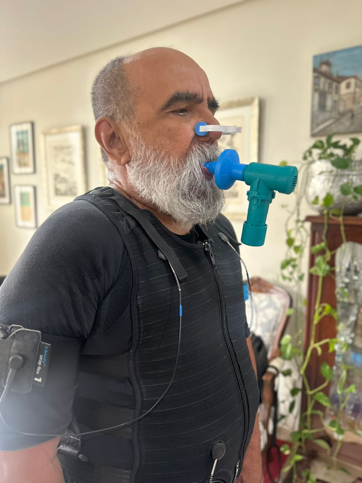 Homem fazendo exercício respiratório