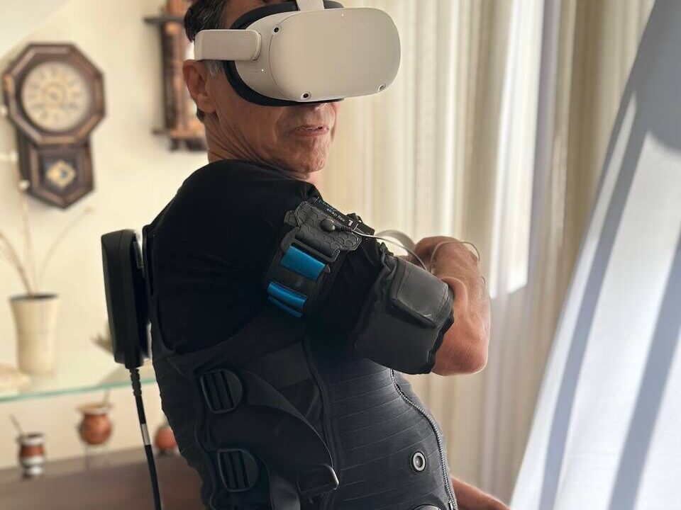 um homem usando um óculos de realidade virtual
