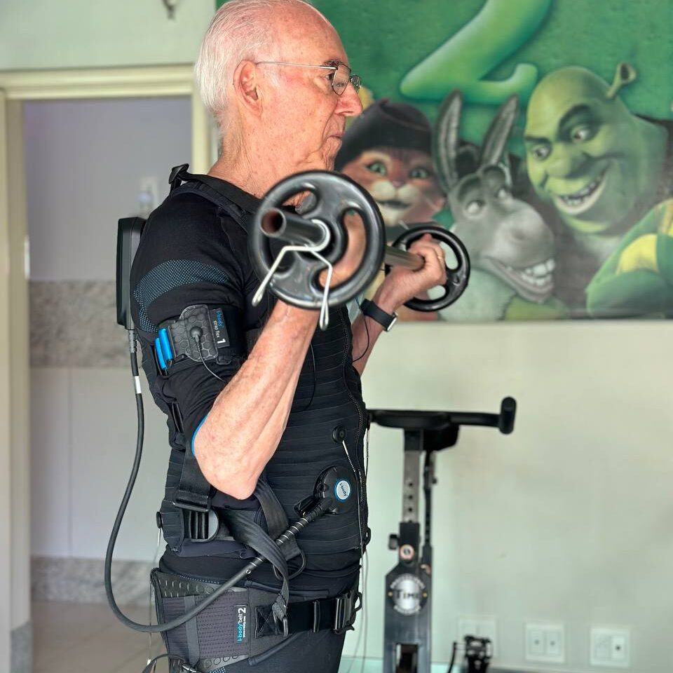 um homem levantando pesos em uma sala